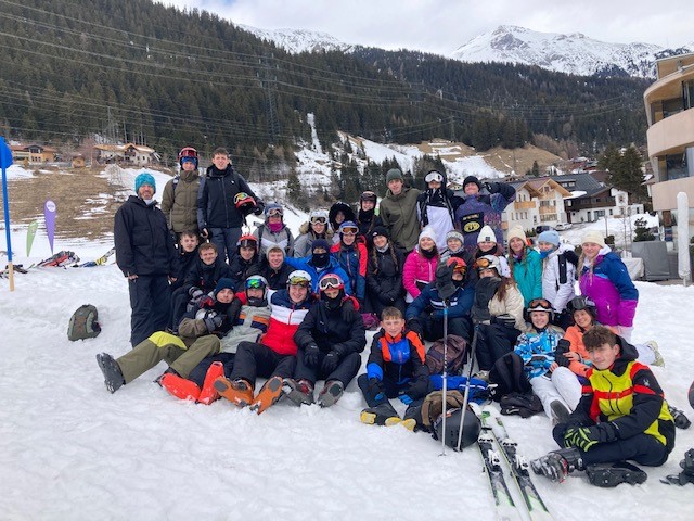 A group of students on the ski trip